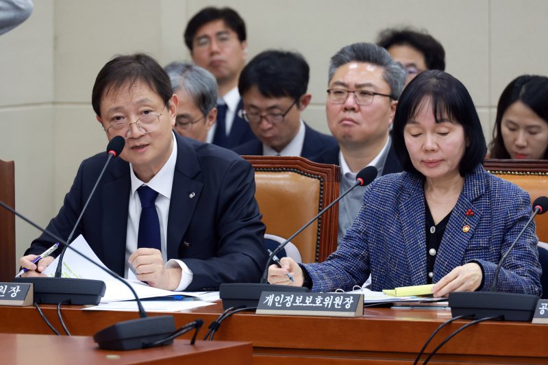 [서울=뉴시스] 고승민 기자 = 이찬진 금융감독원장이 3일 서울 여의도 국회에서 열린 정무위원회의 쿠팡 개인정보 유출 관련 현안질의에서 의원 질의에 답하고 있다. 2025.12.03. kkssmm99@newsis.com