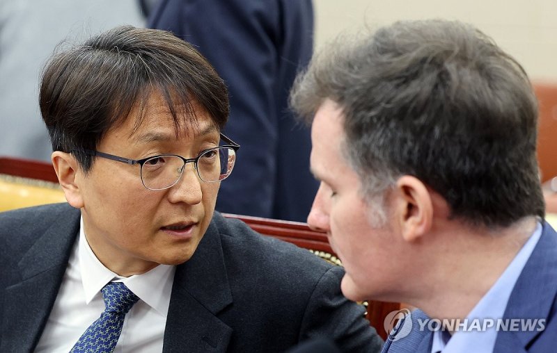 대화 나누는 쿠팡 대표이사와 정보 보호 책임자 (출처=연합뉴스)