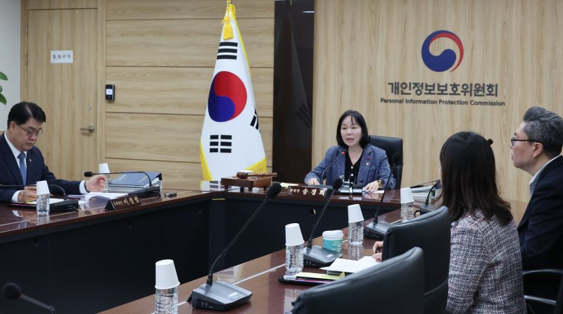 [서울=뉴시스] 김명원 기자 = 송경희 개인정보보호위원회 위원장이 3일 오전 서울 종로구 정부서울청사에서 열린 개인정보보호위원회(개인정보위) 2025년 제25회 전체회의에 참석해 발언하고 있다. 이날 전체회의는 쿠팡 개인정보 유출 수정 통지, 피해 최소화 방법 안내 강화, 2차 피해 방지를 위한 자체 대응 등을 논의 헀다. 2025.12.03. kmx1105@newsis.com