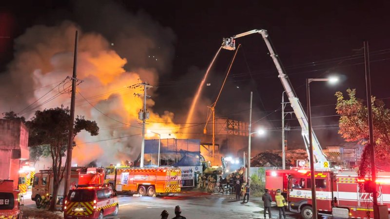 [제주=뉴시스] 1일 오후 제주 서귀포시 토평공업단지 소재 야적장에서 불이 나 소방당국이 진화 작업을 벌이고 있다. (사진=제주소방안전본부 제공) 2025.12.02. photo@newsis.com