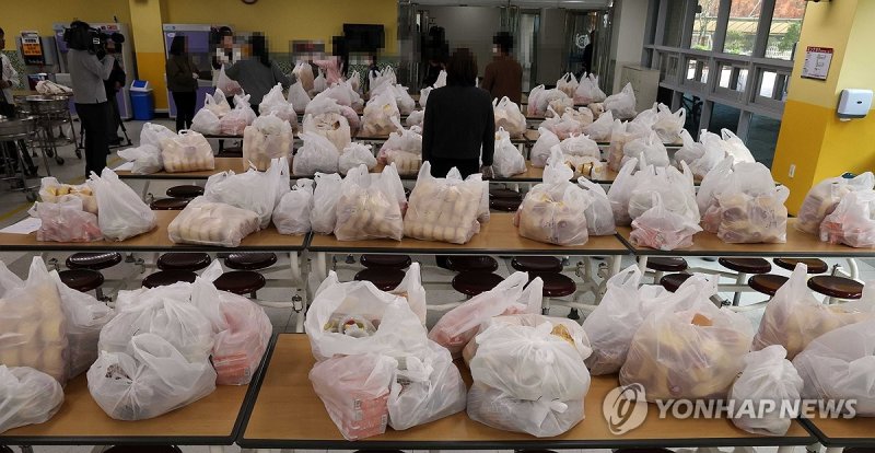 학생들에게 제공될 빵과 음료수 (출처=연합뉴스)