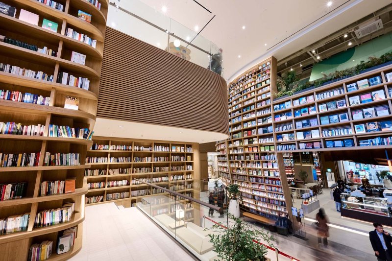 스타필드 빌리지 운정 1층과 2층 ‘북스테어’와 ‘센트럴 파드’. (신세계프라퍼티 제공, 재판매 및 DB금지)