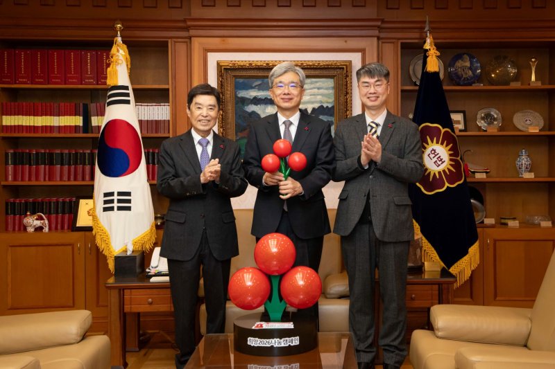 김상환 헌법재판소장은 서울 종로구 헌법재판소를 방문한 김병준 사랑의열매 회장에게 성금을 전달했다. 사랑의열매 제공