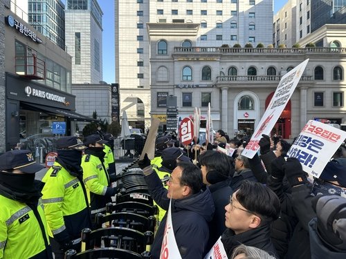 국민의힘 중앙당사 인근에서 기자회견 하는 촛불행동 (출처=연합뉴스)