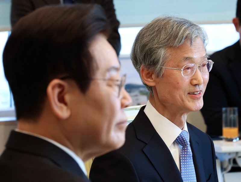 [서울=뉴시스] 고범준 기자 = 조희대 대법원장이 3일 서울 용산 대통령실 청사에서 열린 5부 요인 초청 오찬에서 발언하고 있다. (대통령실통신사진기자단) 2025.12.03. bjko@newsis.com