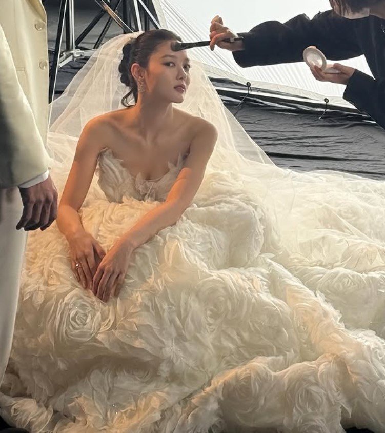 김유정, 웨딩드레스 자태…"새 신부 같네"