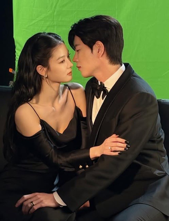 김유정, 웨딩드레스 자태…"새 신부 같네"