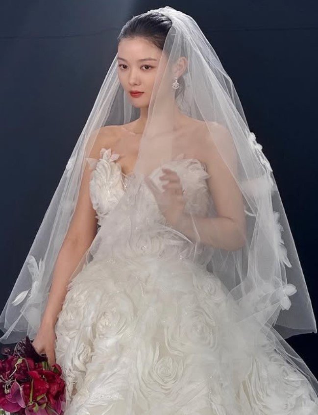 김유정, 웨딩드레스 자태…"새 신부 같네"