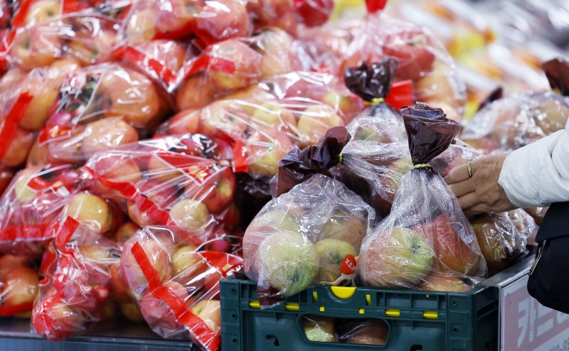 [서울=뉴시스] 최진석 기자 = 서울 한 마트에 진열된 사과의 모습. 2025.11.04. myjs@newsis.com