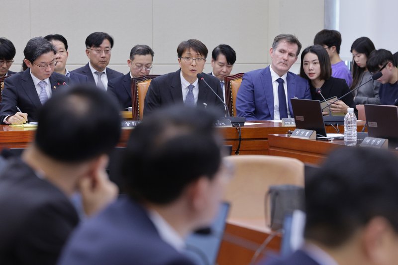 박대준 쿠팡 대표이사가 3일 서울 여의도 국회 정무위원회에서 열린 쿠팡 개인정보 유출 관련 현안질의에서 의원 질의에 답변하고 있다. 2025.12.3/뉴스1 ⓒ News1 신웅수 기자