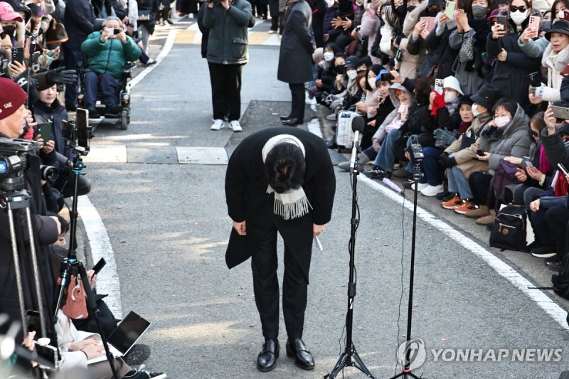 비상계엄 1주년 기자회견, 사과하는 한동훈 전 대표 (출처=연합뉴스)