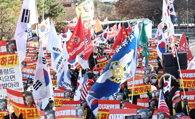 3일 오후 서울 영등포구 국회의사당역 3번 출구 앞에서 신자유연대 주최로 열린 이재명 대통령 재판 재개 촉구 집회에서 참가자들이 구호를 외치고 있다. 연합뉴스