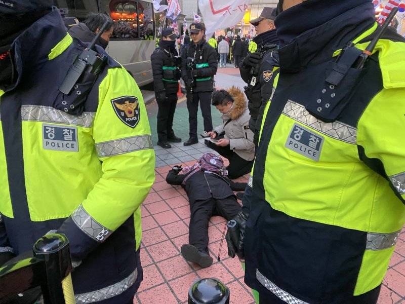 자유대학 집회 중 길에 누운 참여자 (출처=연합뉴스)