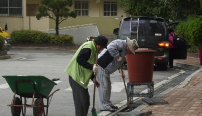 희망돌보미 임대주택 단지 내 배수로를 청소하고 있다. 서울주택도시개발공사 제공
