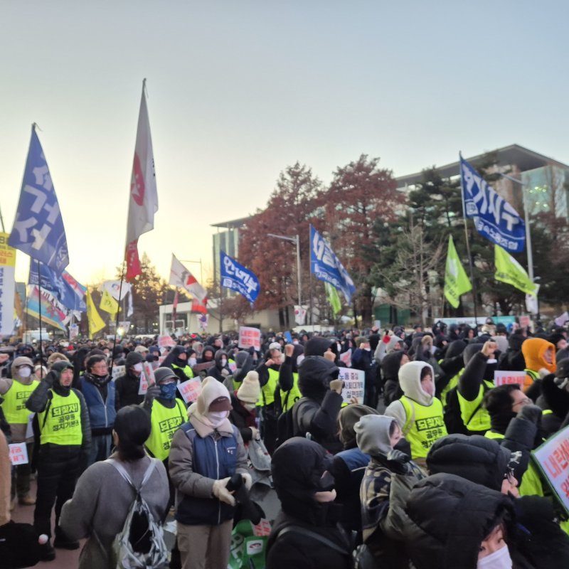 [서울=뉴시스] 이종성 수습기자 = 전국민주노동조합총연맹(민주노총)이 3일 오후 서울 영등포구 국회 앞에서 결의대회를 개최했다.2025.12.03. bsg05107@newsis.com *재판매 및 DB 금지