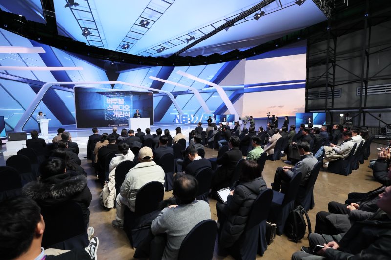 [서울=뉴시스] 김영수 문화체육관광부 제1차관이 3일 대전 유성구 스튜디오큐브에서 열린 국내 최대 규모의 '버추얼 스튜디오' 개관식에서 축사하고 있다. (사진=문화체육관광부 제공) 2025.12.03. photo@newsis.com *재판매 및 DB 금지