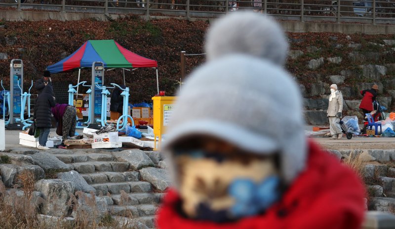 전국 대부분 지역이 영하권의 추운 날씨를 보인 3일 전북 전주시 남부시장 인근 도깨비시장에서 방한용품을 착용한 시민들이 장을 보고 있다. 2025.12.3/뉴스1 ⓒ News1 유경석 기자