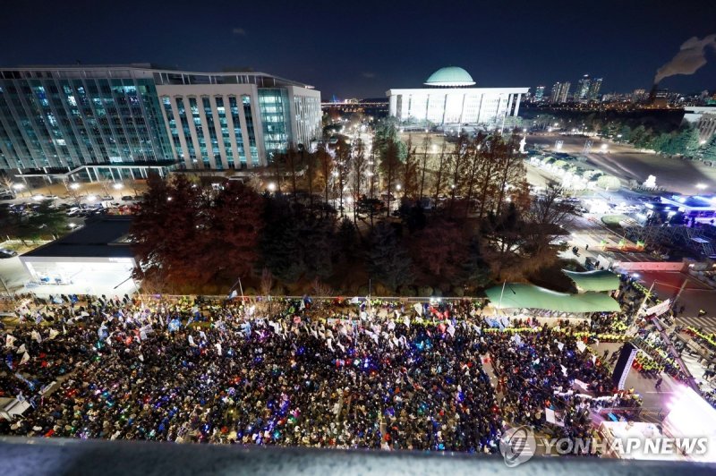 비상계엄 1주년, 국회의사당 앞 도로에 모인 시민들 (출처=연합뉴스)