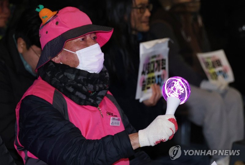 비상계엄 1년 다시 등장한 응원봉 (출처=연합뉴스)