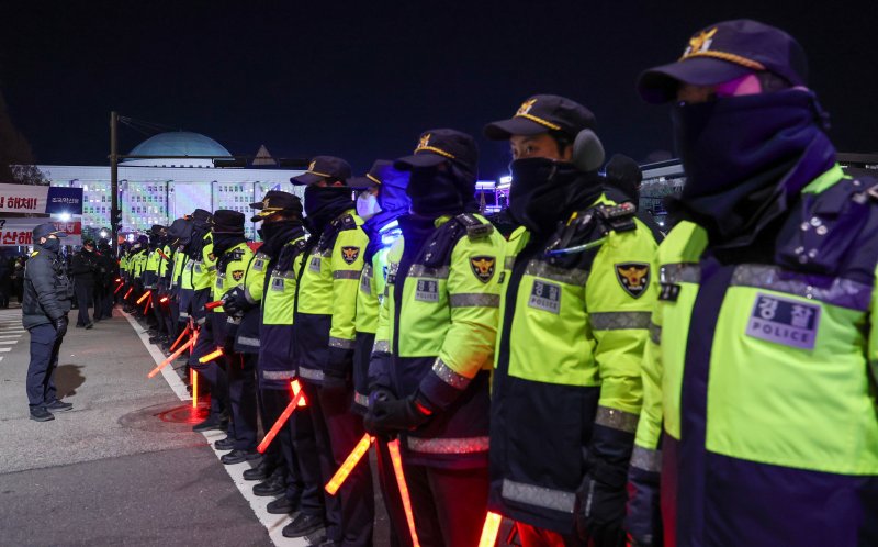 12·3 비상계엄 1년을 맞은 3일 서울 여의도 국회 앞에서 '12·3 내란외환 청산과 종식, 사회대개혁 시민대행진'이 열린 가운데 경찰들이 경계 근무를 서고 있다. 이날 이재명 대통령이 행진에 참석할 예정이었으나 경호 사정으로 최종 불참을 결정했다. 2025.12.3/뉴스1 ⓒ News1 박지혜 기자