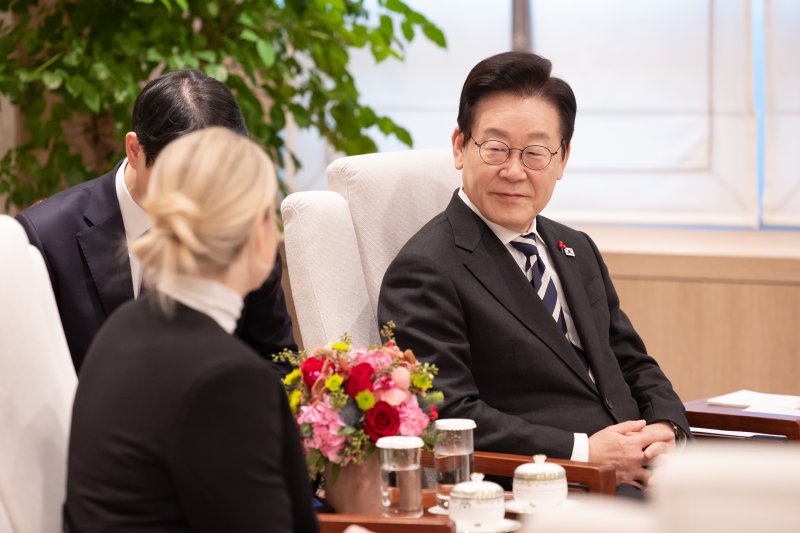 이재명 대통령이 3일 서울 용산 대통령실 청사에서 커스티 코번트리 국제올림픽위원회(IOC) 위원장을 접견하고 있다. (대통령실 제공. 재판매 및 DB 금지) 2025.12.3/뉴스1 ⓒ News1 이재명 기자