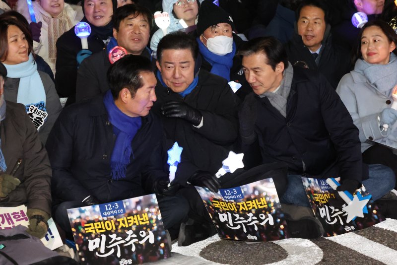 정청래 더불어민주당 대표(왼쪽부터), 김병기 원내대표, 조국 조국혁신당 대표가 12·3 비상계엄 1년을 맞은 3일 서울 여의도 국회 앞에서 열린 '12·3 내란외환 청산과 종식, 사회대개혁 시민대행진'에 참석해 대화하고 있다. 2025.12.3/뉴스1 ⓒ News1 박지혜 기자