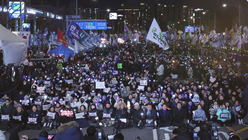 12·3 비상계엄 1년을 맞은 3일 서울 여의도 국회 앞에서 열린 '12·3 내란외환 청산과 종식, 사회대개혁 시민대행진'에 참석한 국회의원들과 시민들이 응원봉을 흔들고 있다. 2025.12.3/뉴스1 ⓒ News1 박지혜 기자