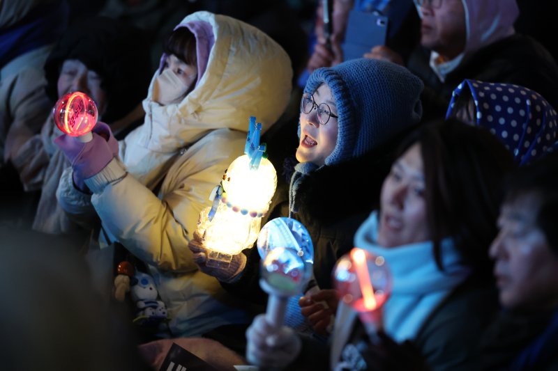 12·3 비상계엄 1년을 맞은 3일 서울 여의도 국회 앞에서 열린 '12·3 내란외환 청산과 종식, 사회대개혁 시민대행진'에 참석한 시민들이 응원봉을 들고 있다. 2025.12.3/뉴스1 ⓒ News1 황기선 기자