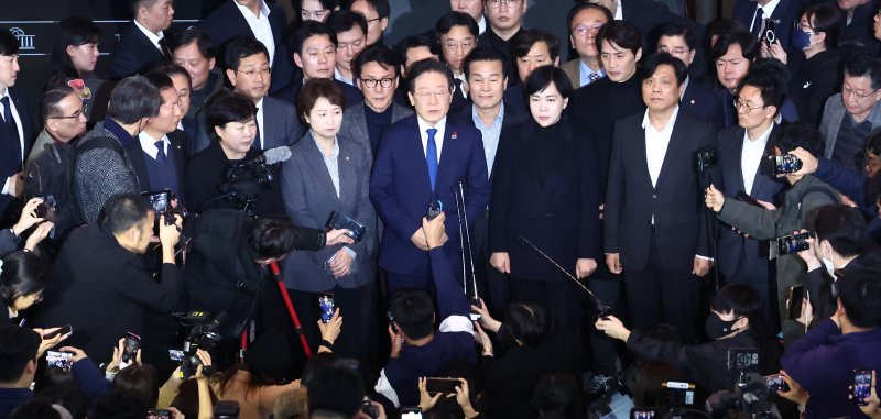 윤석열 대통령이 비상계엄령을 선포한 가운데 4일 새벽 서울 여의도 국회 로텐더홀에서 이재명 더불어민주당 대표 등 의원들이 비상계엄 해제 요구 결의안 통과 후 입장을 발표하고 있다. 2024.12.4/뉴스1 ⓒ News1 김민지 기자