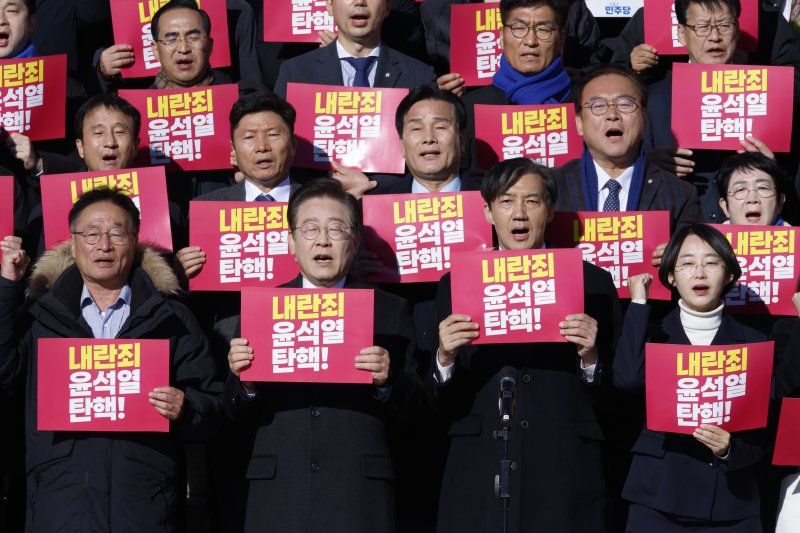 이재명 더불어민주당 대표와 조국 조국혁신당 대표를 비롯한 참석자들이 6일 서울 여의도 국회 본청 계단에서 열린 내란 동조 국민의힘 규탄 및 탄핵소추안 가결 촉구 제 시민사회 및 야5당 공동기자회견에서 구호를 외치고 있다. 2024.12.6/뉴스1 ⓒ News1 안은나 기자