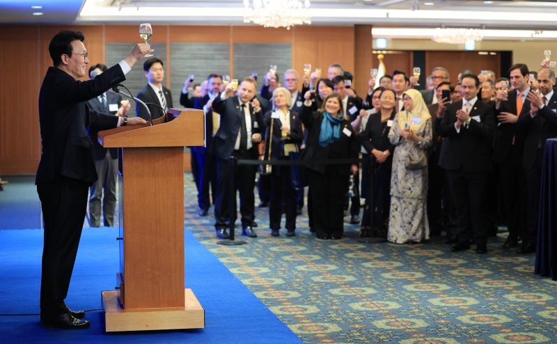 김민석 국무총리가 3일 서울 중구 소공동 롯데호텔에서 열린 국무총리 주최 주한 외교단 초청 리셉션에서 건배 제의를 하고 있다. 2025.12.3/뉴스1 ⓒ News1 임세영 기자