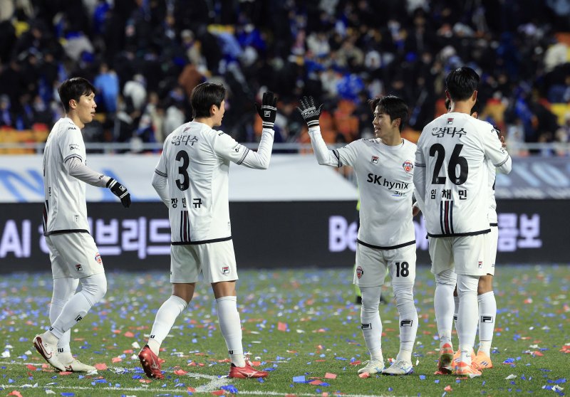 3일 오후 경기도 수원시 팔달구 월드컵로 수원월드컵경기장에서 열린 하나은행 K리그 승강 플레이오프 2025 1차전 수원삼성과 제주SK의 경기에서 1대0 승리를 거둔 제주 선수들이 자축하고 있다. 2025.12.3/뉴스1 ⓒ News1 박정호 기자