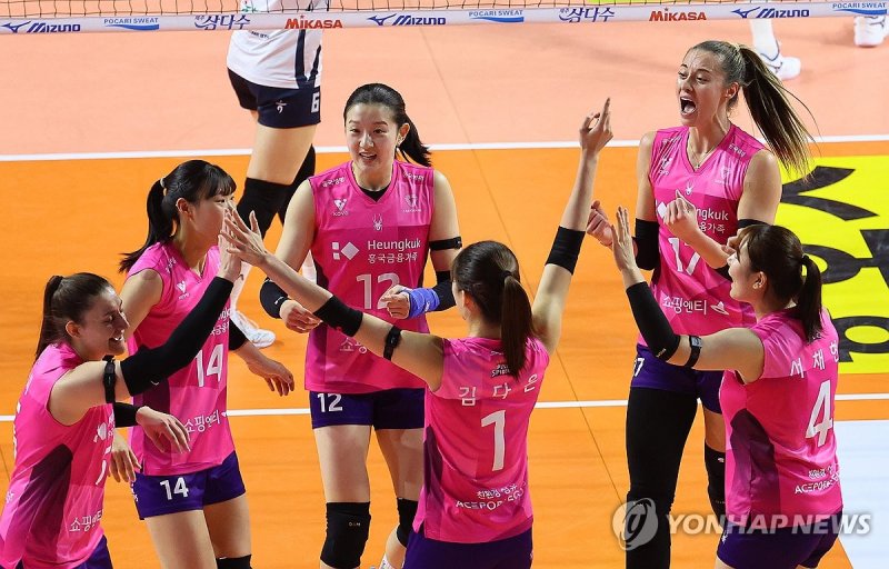 기뻐하는 흥국생명 (출처=연합뉴스)