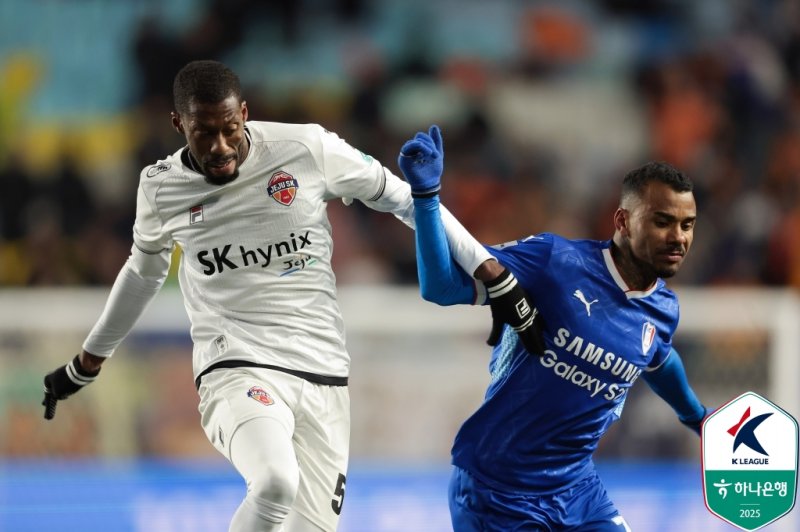 [서울=뉴시스]프로축구 제주와 수원의 승강 플레이오프. (사진=한국프로축구연맹 제공)