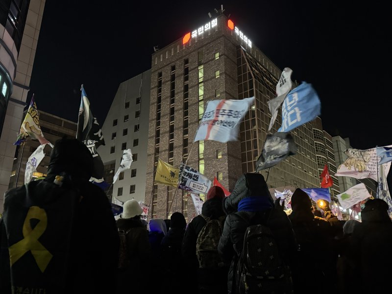3일 서울 여의도 국민의힘 당사 앞에서 행진하던 시민들이 멈춰 분노의 함성을 지르고 있다. 2025.12.03/ⓒ 뉴스1 권준언 기자
