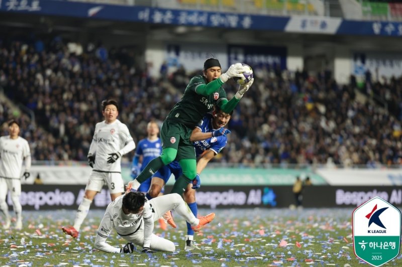 볼 잡는 제주의 김동준 (출처=연합뉴스)