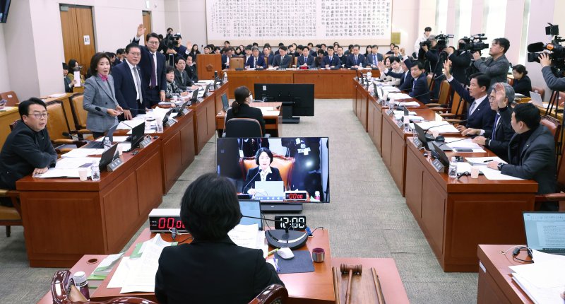 [서울=뉴시스] 김금보 기자 = 국회 법제사법위원회 국민의힘 의원들이 3일 서울 여의도 국회에서 열린 전체회의에서 법안 토론 종결에 항의하고 있다. 2025.12.03. kgb@newsis.com