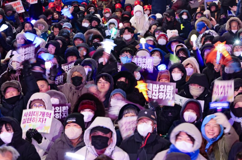 [서울=뉴시스] 황준선 기자 = 12·3 비상계엄 1년을 맞은 3일 밤 서울 여의도 국회 앞에서 열린 12.3 내란외환 청산과 종식, 사회대개혁 시민대행진에서 참석자들이 응원봉을 흔들고 있다. 2025.12.03. hwang@newsis.com
