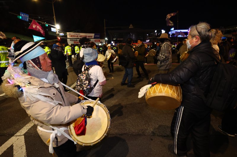 [서울=뉴시스] 황준선 기자 = 12·3 비상계엄 1년을 맞은 3일 밤 서울 여의도 국회 앞에서 열린 12.3 내란외환 청산과 종식, 사회대개혁 시민대행진에서 참석자들이 국민의힘 당사를 향해 행진하고 있다. 2025.12.03. hwang@newsis.com