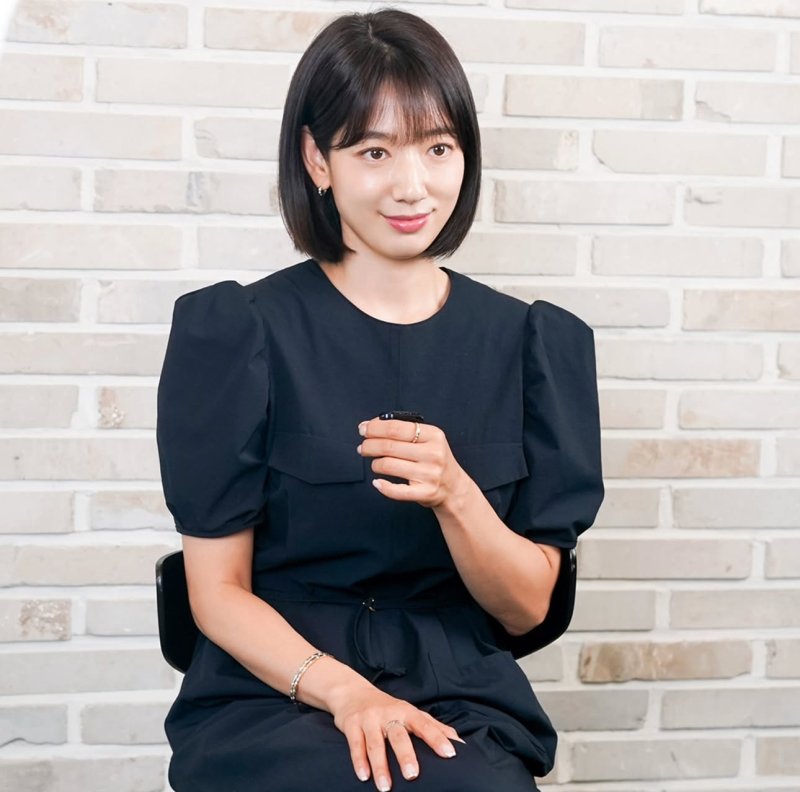 박신혜 단발 완벽 소화…대본 리딩 중 미모 자랑