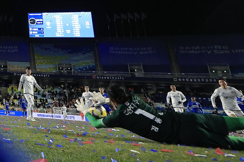 3일 오후 경기도 수원시 팔달구 월드컵로 수원월드컵경기장에서 열린 하나은행 K리그 승강 플레이오프 2025 1차전 수원삼성과 제주SK의 경기에서 제주 김동준 골키퍼가 수원 공격을 막고 있다. 2025.12.3/뉴스1 ⓒ News1 박정호 기자