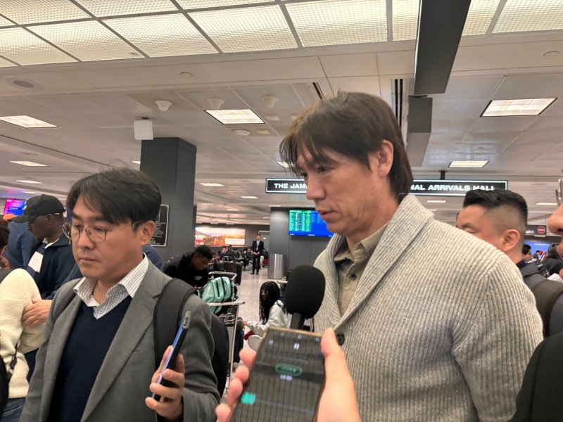 [워싱턴=뉴시스]이윤희 특파원 = 홍명보 축구대표팀 감독이 2026 국제축구연맹(FIFA) 북중미월드컵 조 추첨식에 참석하기 위해 3일(현지 시간) 미국 워싱턴DC 인근 덜레스국제공항으로 입국하며 소감을 묻는 특파원들에 답변하고 있다. 2025.12.04.