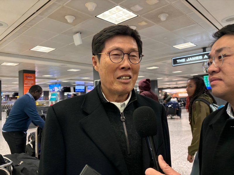 [워싱턴=뉴시스]이윤희 특파원 = 차범금 전 축구대표팀 감독이 3일(현지 시간) 미국 워싱턴DC 인근 덜레스국제공항에 도착해 특파원들과 대화하고 있다. 차 전 감독은 국제축구연맹(FIFA) 초청을 받아 오는 5일 워싱턴DC 케네디센터에서 열리는 2026 북중미월드컵 조 추첨식에 참가한다. 2025.12.04.