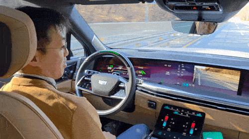 자동 차선 변경 기능으로 차선을 바꾸는 에스컬레이드 IQ(GIF) (출처=연합뉴스)