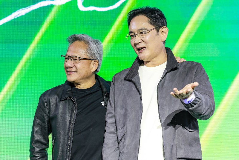 [서울=뉴시스] 정병혁 기자 = 젠슨 황 엔비디아 최고경영자(CEO)와 이재용 삼성전자 회장이 30일 서울 강남구 코엑스에서 열린 엔비디아 지포스 게이머 페스티벌에서 대화를 나누고 있다. 2025.10.30. jhope@newsis.com