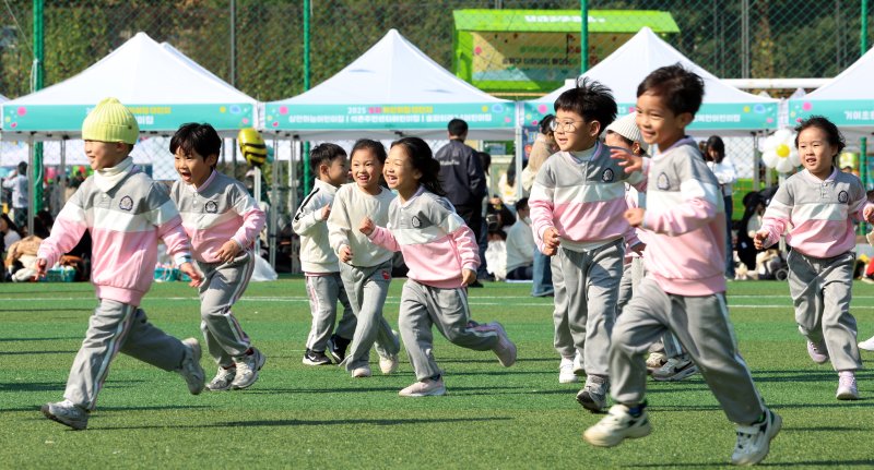 지난달 4일 서울 송파구 잠실유수지공원에서 열린 '2025 송파 어린이집 대잔치'에서 아이들이 선생님과 뛰어 놀며 즐거운 시간을 보내고 있다. 2025.11.4/뉴스1 ⓒ News1 김명섭 기자