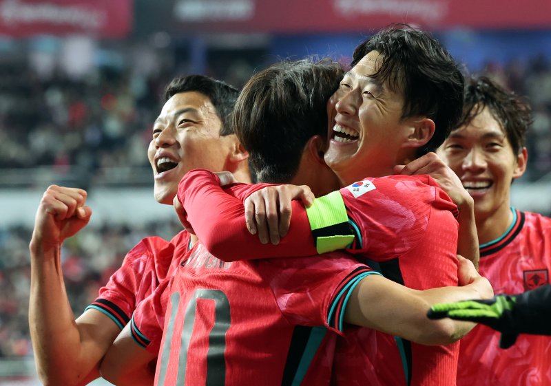 [대전=뉴시스] 강종민 기자 = 14일 오후 대전 유성구 대전월드컵경기장에서 열린 축구 국가대표팀 평가전 대한민국과 볼리비아의 경기에서 선취골을 넣은 손흥민이 이재성을 껴안은 채 기뻐하고 있다. 2025.11.14. ppkjm@newsis.com