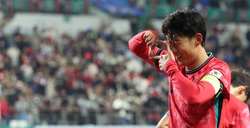 [대전=뉴시스] 강종민 기자 = 14일 오후 대전 유성구 대전월드컵경기장에서 열린 축구 국가대표팀 평가전 대한민국과 볼리비아의 경기에서 선취골을 넣은 손흥민이 세레머니를 하고 있다. 2025.11.14. ppkjm@newsis.com