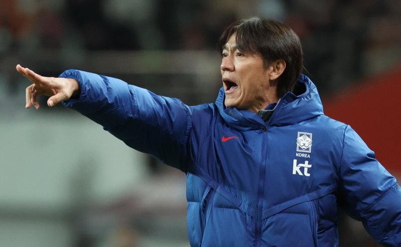 [서울=뉴시스] 황준선 기자 = 18일 오후 서울 마포구 서울월드컵경기장에서 열린 축구 국가대표팀 평가전 대한민국과 가나의 경기, 전반 한국 홍명보 감독이 작전을 지시하고 있다. 2025.11.18. hwang@newsis.com