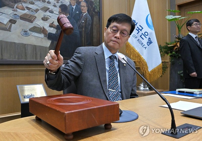 의사봉 두드리는 이창용 한국은행 총재 (출처=연합뉴스)